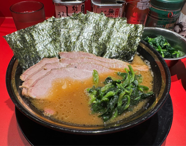 「チャーシューメン3枚＋生ほうれん草」@王道家味の継承店 カズ家の写真