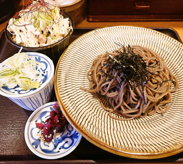 「豚丼セット(ざる)」@つけ蕎麦 安土 高田馬場本店の写真
