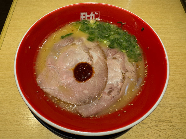 「極上豚骨モヒカンらーめん 850円」@モヒカンらーめん 博多デイトス店の写真