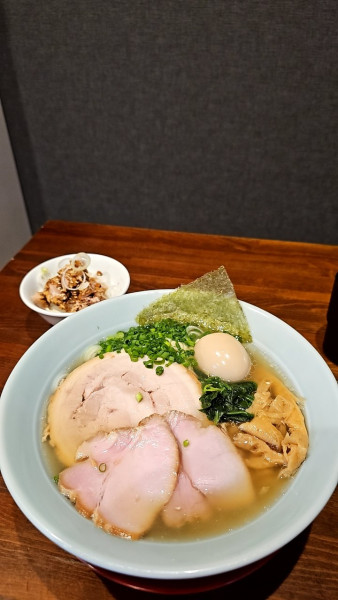 「佐野特製中華そば（大盛）ミニチャーシュー丼（ﾌｫﾛﾜｰ限定）」@佐野らーめん 湧の写真