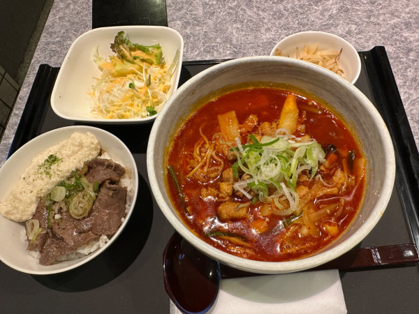 「カルビラーメン＆ミニネギ塩牛タンとろろ丼1,100円」@牛たん焼肉 タンじろうの写真