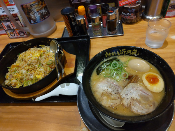 「嵐げんこつ味噌＋味玉､鉄板イタめし」@らあめん花月嵐 戸田美女木店の写真