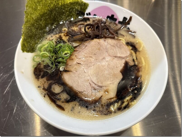 豚骨ラーメン黒（味の濃さ：普通、麺の固さ：普通：900円）