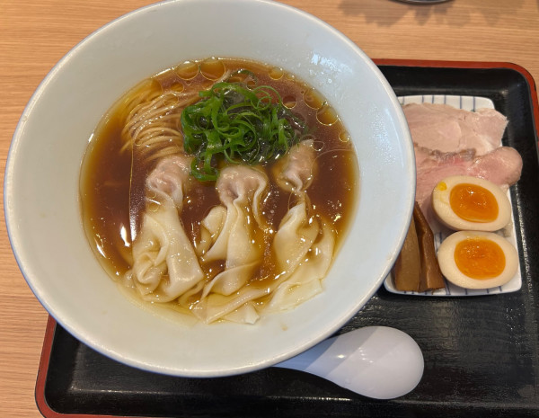 「ワンタン醤油らぁ麺+味玉　1250円+150円」@松戸富田製麺 ららぽーとTOKYO-BAY店の写真