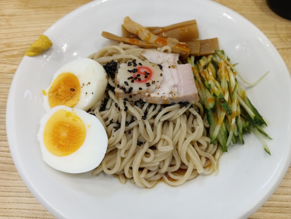 「冷し中華・麺軽め+ゆで玉子」@らーめん 高尾の写真