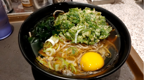 「春菊天そば、生卵」@名代 富士そば 虎ノ門店の写真