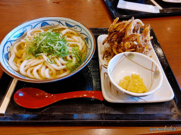 「かけうどん（大盛り）、野菜かき揚げ」@丸亀製麺 東松山の写真