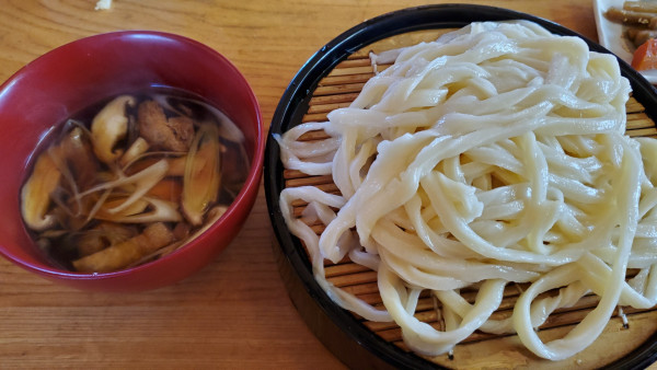 「きのこ汁うどん（並）、きんぴら、かき揚げ」@手打ちうどん 粉家の写真