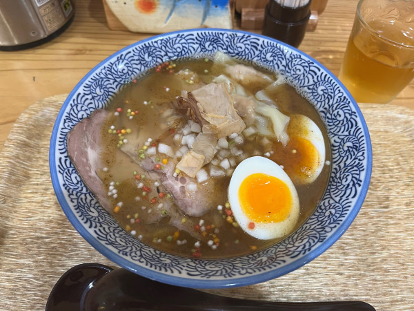 「煮干し強めの尾鷲和風塩ラーメン、替え玉1090円」@尾鷲しおラーメン モクモクしお学舎の写真