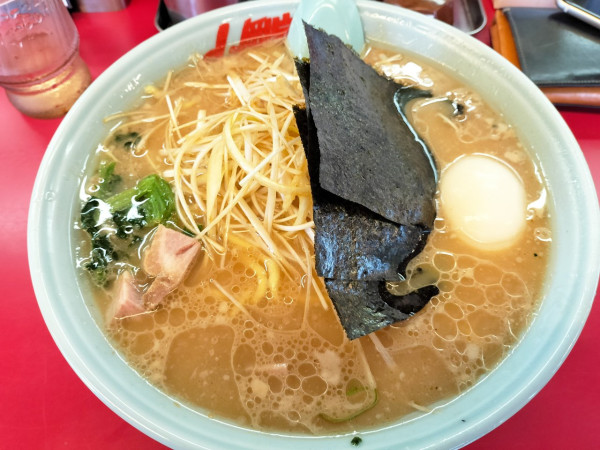 「ネギラーメン＋煮玉子」@ラーメン山岡家 羽生店の写真