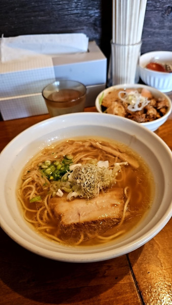 「中華そば（醤油）細麺900円とチャーシュー丼450円」@はりけんラーメンの写真