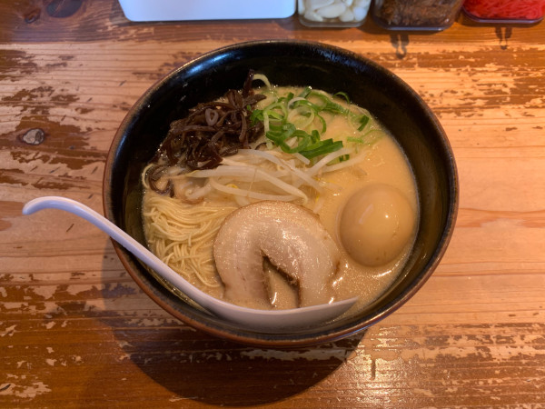 「白＋味玉 1.050円大盛無料」@博多 龍ノ髭 宇都宮店の写真