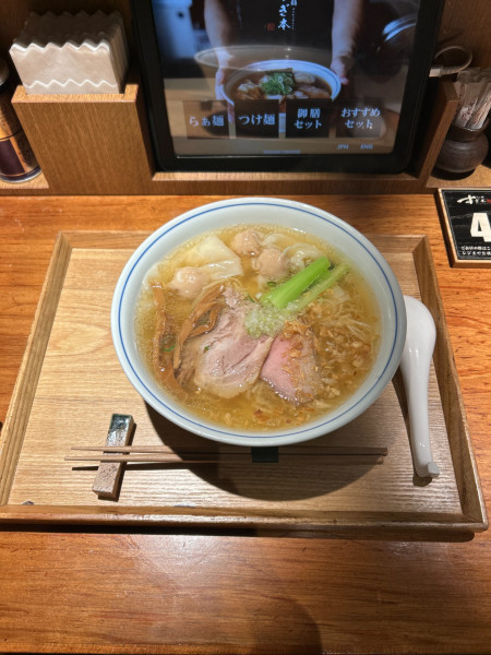 「ワンタンらぁ麺（塩）」@らぁ麺すぎ本 丸の内店の写真
