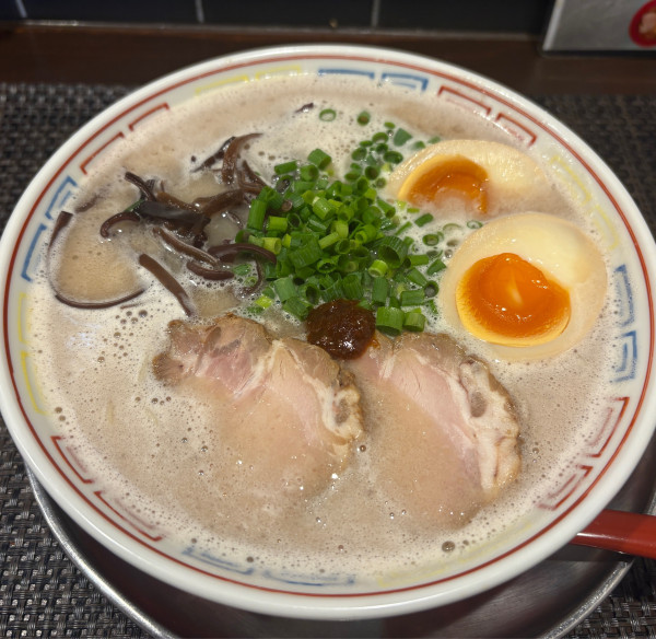 「豚骨ラーメン味玉入り＋替玉」@麺屋とんぼの写真