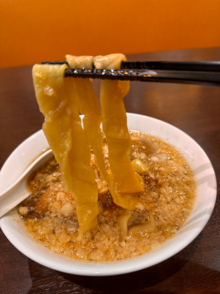 「たまねぎ背脂ラーメン９９０円＋味玉１２０円」@らーめん 木陰 四街道店の写真