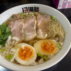 うまいラーメン700円、細麺中盛り50円