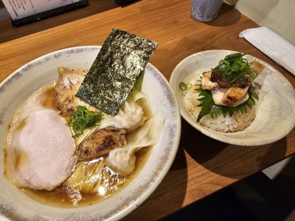 「特上醤油ラーメンと炭火おにくごはん」@Japanese Ramen 五感の写真