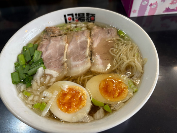 「うまいラーメン700円、細麺中盛り50円」@13湯麺の写真