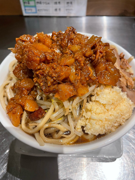 「ラーメン500g ニンニクマシマシセアブラ」@成城贅肉店の写真