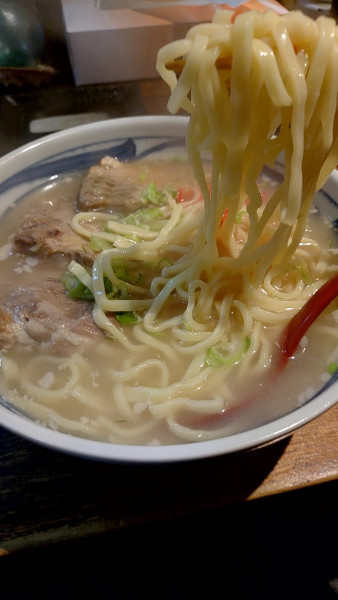 「ソーキそば(味濃いめ)＋大盛り」@沖縄料理ハナハナ 鶴ヶ島店の写真