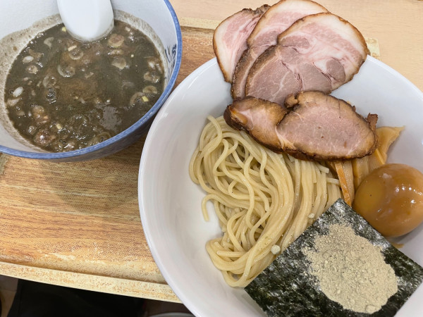 「濃厚煮干し味玉つけ麺＋チャーシュー３枚（1450円）」@大勝 松戸店の写真