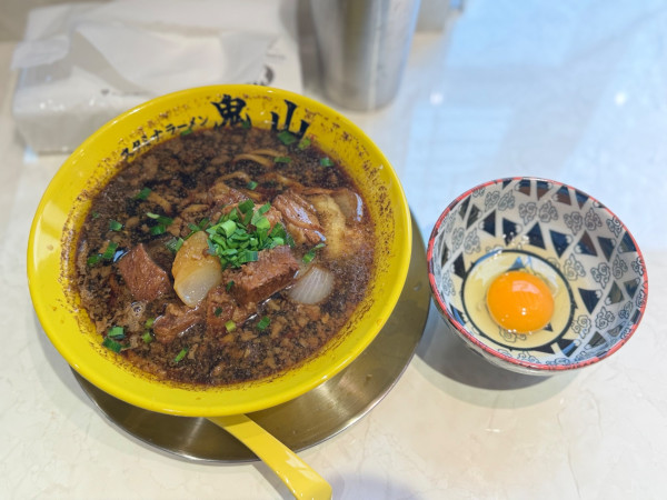 「スタミナラーメン(半麺)生玉子950円オープン特価500円」@スタミナラーメン 鬼山 渋谷店の写真