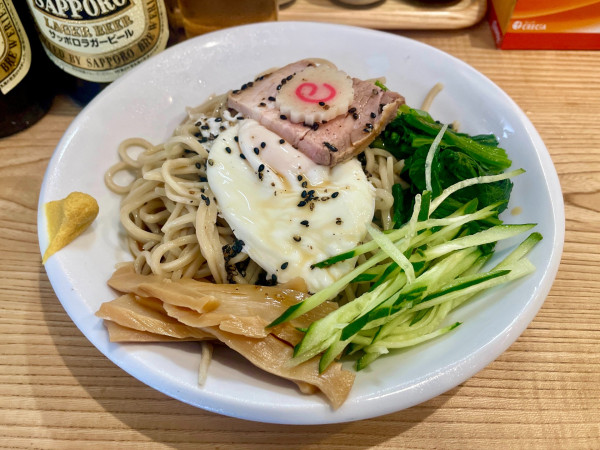 「サッポロ赤星２本＋青菜もやし皿他→ 冷し中華 青菜 半熟玉子」@らーめん 高尾の写真