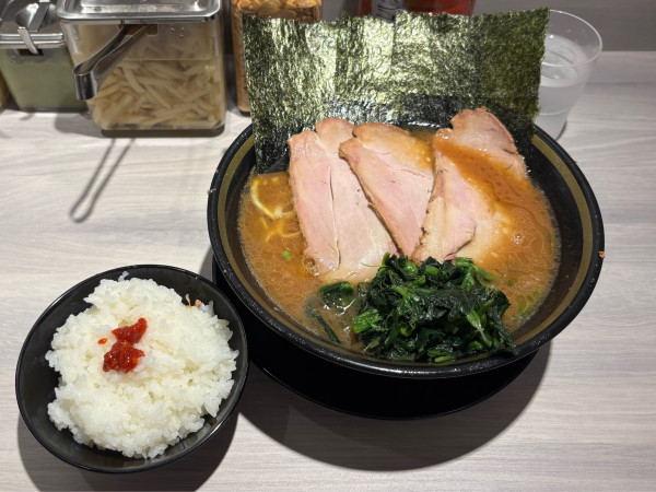「チャーシュー麺中盛（1360）半ライス（150）」@横浜家系ラーメン てつ家の写真