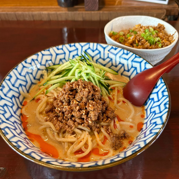「冷やし金ゴマ担々麺1200円 エビ黒炒飯400円」@金ゴマたんたんたん麺 樂の写真