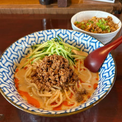 金ゴマたんたんたん麺 樂の写真