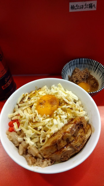 「チーズカレーまぜそば+麺300g+チーズ×2+ほぐし豚入り生卵」@まぜそばマゼロー 船橋店の写真
