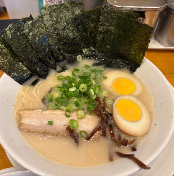 「まるきんラーメン＋海苔＋煮玉子＋替玉」@博多まるきんラーメン 上馬店の写真