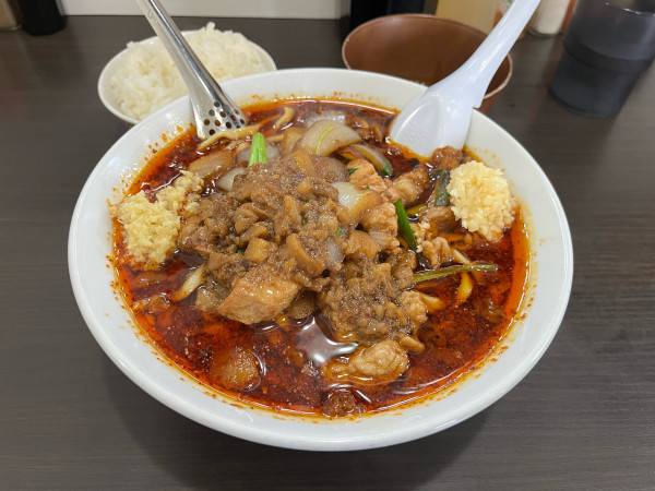 「辛いスタ満ソバ 1020円＋小ライス80円＋生玉子60円」@元祖スタミナ満点らーめんすず鬼 狭山ヶ丘分店の写真