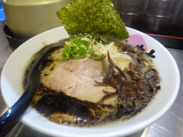 「豚骨らーめん 黒　900円」@豚骨らーめん ぶたきち 本厚木店の写真