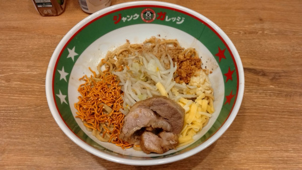 「まぜそば（玉子なし）840円」@ジャンクガレッジ 大宮駅前店の写真