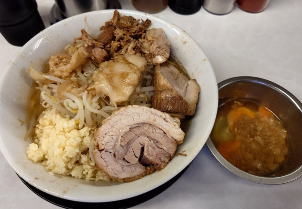 「ラーメン半分+脂生玉子(麺量ミニ、1000円)」@ラーメン豚ヒロの写真