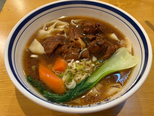 「牛肉の醤油煮込みビャンビャン麺1380円」@手打ち𰻞𰻞麺の写真