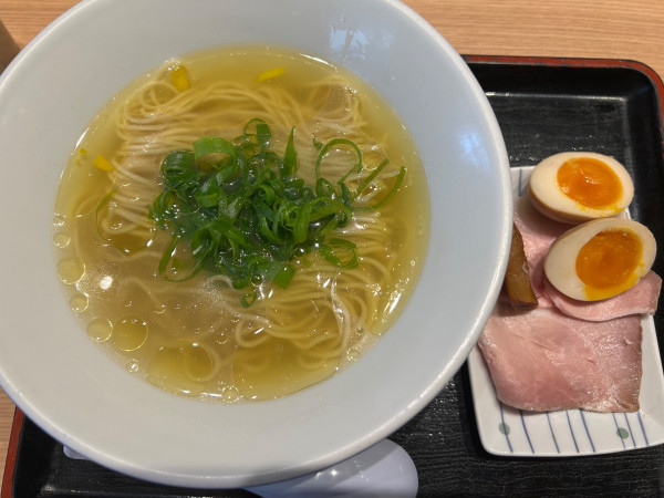 「味玉塩らぁ麺　1050円」@松戸富田製麺 ららぽーとTOKYO-BAY店の写真