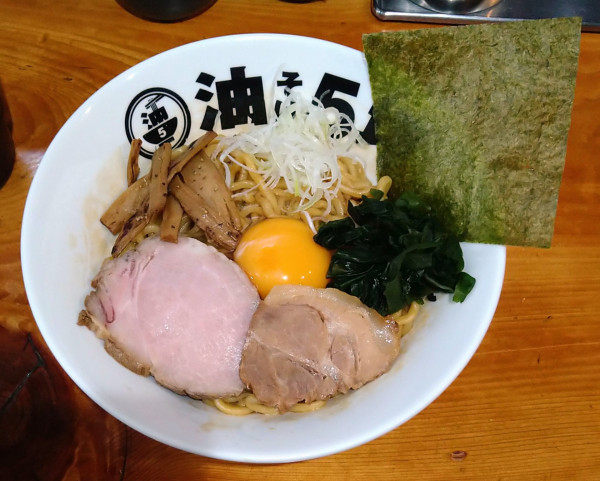 「油そば＋生たまご」@油そば 5坪の写真