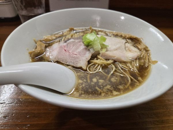 「醤油らぁ麺」@無化調煮干しらぁ麺 誠実の写真