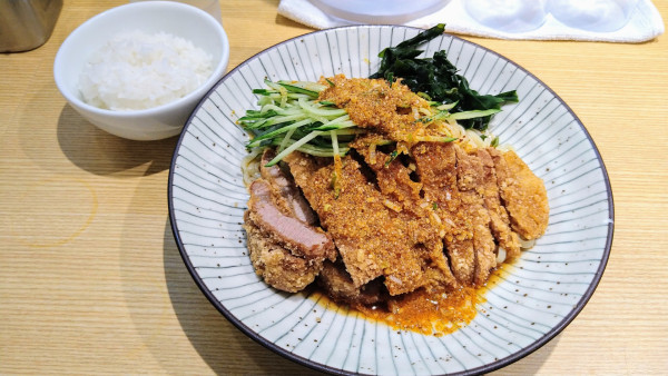 「排骨冷やし担々麺・ライス(サービス)」@排骨担々 五ノ井の写真