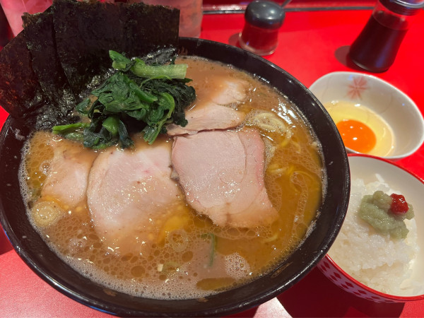 「チャーシューメン中+チャーシュー1枚+生卵 半ライス」@厚木家の写真