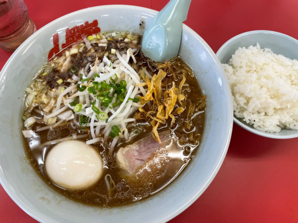 「焦がし醤油ラーメン 半ライスセット ¥1090」@ラーメン山岡家 愛知刈谷店の写真