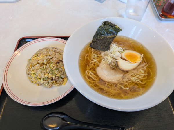 「彩の国地鶏タマシャモ中華そば(醤油)+半チャーハン」@やまむろラーメンの写真