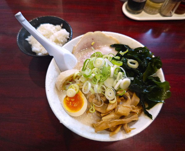 「しょうゆ味玉子らーめん+メンマ大盛・ワカメ・半ライス」@こってりらーめん なりたけ 本八幡店の写真