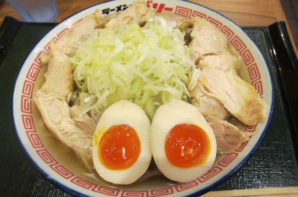 「限定の冷たい肉ソバ　950円＋味玉　150円他」@ラーメンビリー 盛岡フェザン店の写真