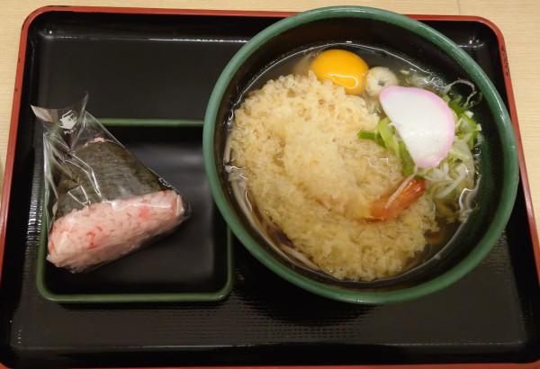 「天玉そば(610円)+手作りおにぎり(150円)」@金沢 駅そば 加賀 白山そばの写真