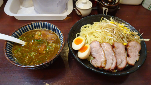 「つけ麺らいおんチャーシュー（1,470円）＋中盛り＋味玉」@らいおん 府中本店の写真