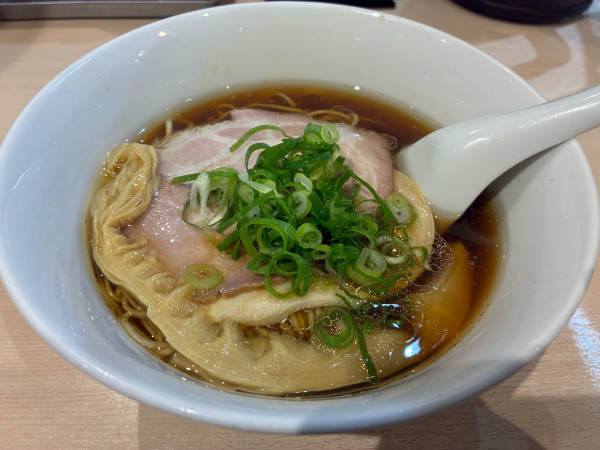 「醤油らぁ麺　850円」@らぁ麺 まる鈴の写真
