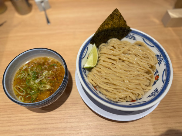「鰹昆布水つけ麺(塩)1050円＋無料ライム」@中華そば 千乃鶏 志木店の写真